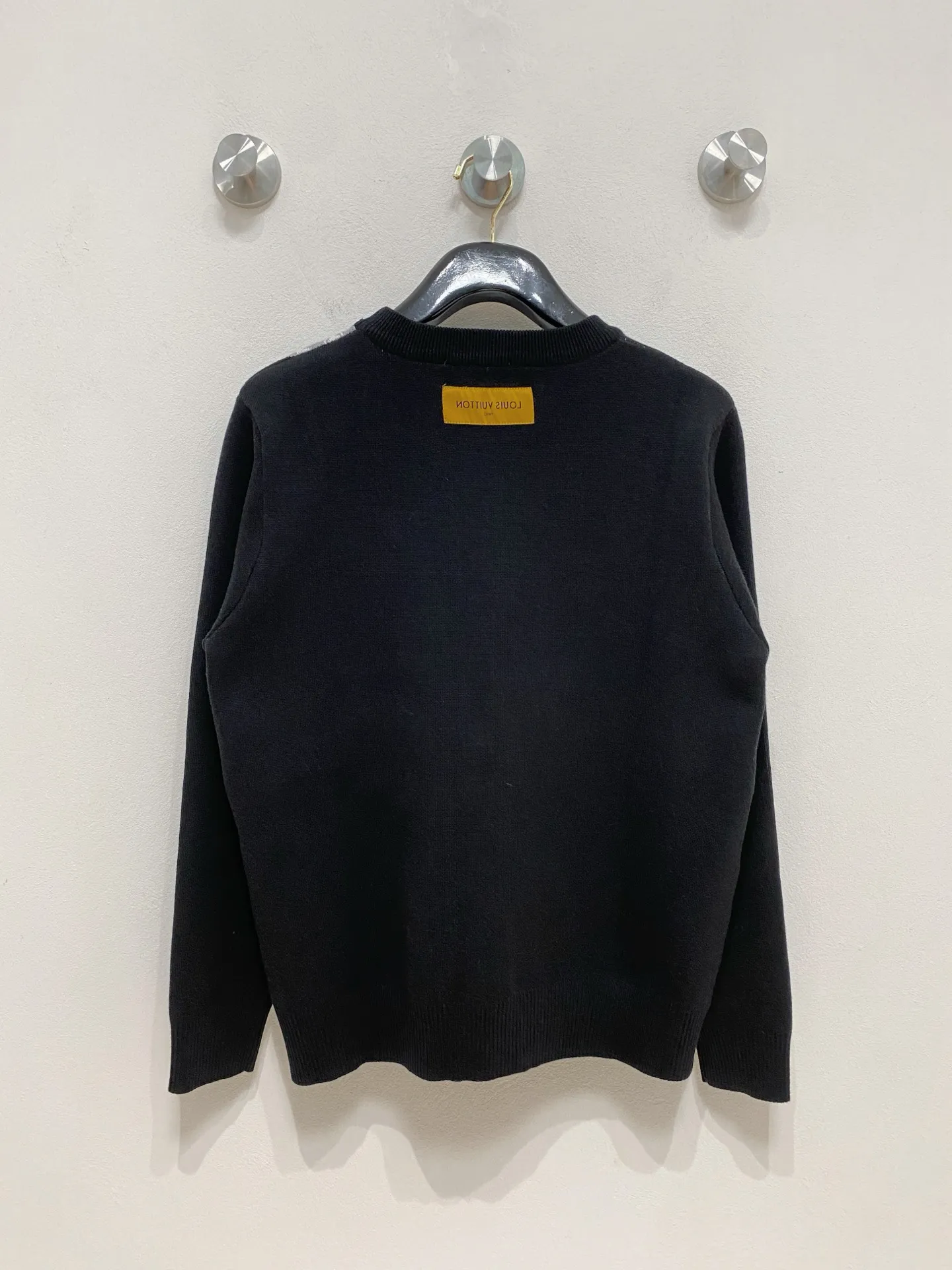 🅿️440 LV crew neck sweater, made of wool blended yarn, has good warmth retention, fluffy and soft, doubles skin care, giving you a lightweight wearing experience. High-quality natural fibers ensure high-quality life. The whole piece adopts solid color single-sided craftsmanship, leaving loose space when fit, solid color plain weave, neat texture, solid color design, durable and high-end. The workmanship is meticulous, fashionable and versatile. The reverse shoulder design is simple and comfortable. At the same time, it uses counter stitching to highlight the quality in the details, making the temperament more low-key, restrained, calm and stylish, and better showing the clean and tidy side of successful men. The collar, cuffs, and hem are made of dense rib weaving, which is tight and elastic, not easy to deform, and highlights the details and texture. Whether worn alone or layered, it can not only give you a warm feeling, but also give you a sophisticated sense of fashion.      Size: M-XXXL